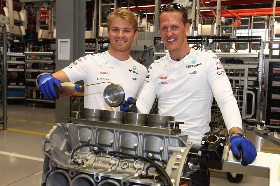 Uno scatto che risale al luglio 2012, Rosberg e Michael Schumacher in visita allo stabilimento Mercedes (LaPresse)